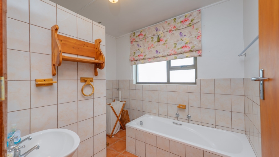 5 Bedroom Property for Sale in Struisbaai Western Cape